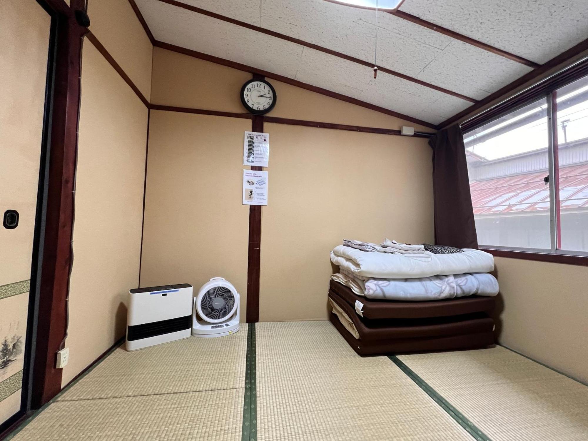 טקיאמה Hostel Murasaki Ryokan מראה חיצוני תמונה